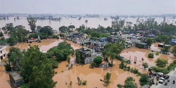 बाढ़ के प्रकोप से आशियाने टूटने से ग्रामीण हुए बेघर, भविष्य की सताने लगी चिंता; कैसे होगा गुजारा