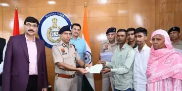 पुलिस महानिदेशक ने दुर्घटना के दौरान अपनी जान गंवाने वाले पुलिसकर्मियों के परिजनों को भेंट किए चेक