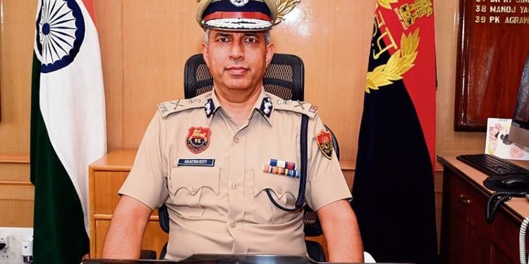 पुलिस महानिदेशक शत्रुजीत कपूर ने महेंद्रगढ़ जिला में बैठक कर बेहतर कार्य योजना अपनाते हुए महिला सुरक्षा पर दिया बल