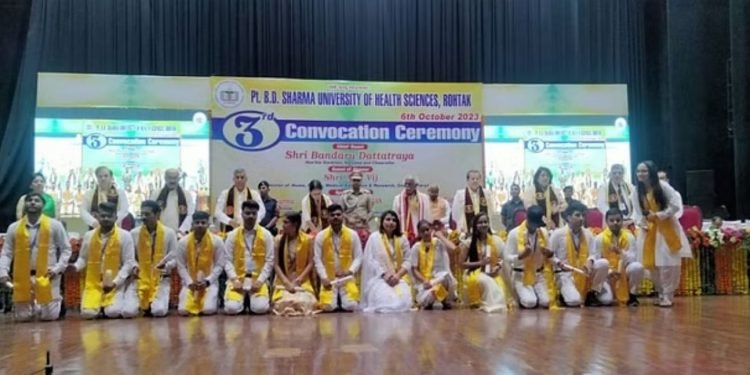 डॉक्टर्स समाज की सेवा को दें प्राथमिकता : राज्यपाल