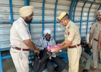 त्योहारों के सीजन के मद्देनज़र पंजाब पुलिस द्वारा राज्य भर में रेलवे स्टेशनों और भीड़-भाड़ वाले स्थानों, बाज़ारों पर तलाशी अभ्यान