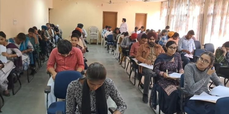 अम्बेदकर इंस्टीट्यूट ऑफ कॅरियर एंड कोर्सिस में कोचिंग के लिए हुई प्रवेश परीक्षा