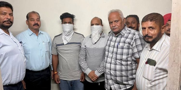 पुलिस केस में से नाम निकलवाने के बदले 4 लाख रुपए रिश्वत लेने के दोष अधीन विजीलैंस द्वारा दो प्राईवेट व्यक्ति गिरफ़्तार