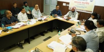 स्थानीय निकाय मंत्री ने नगर निगमों के विकास कामों की समीक्षा मीटिंग की