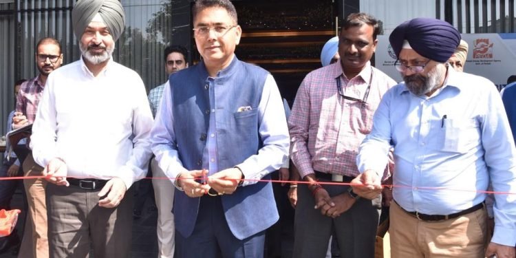 पंजाब में साल 2030 तक नवीकरणीय ऊर्जा की हिस्सेदारी 30 फीसदी तक बढ़ाई जायेगी: अमन अरोड़ा  