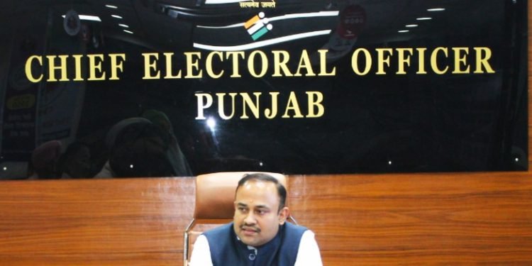 पंजाब के मुख्य निर्वाचन अधिकारी द्वारा राजनीतिक पार्टियों के प्रतिनिधियों के साथ बैठक, वोटर सूची की प्राथमिक प्रकाशन की सी.डीज़ सौंपी  