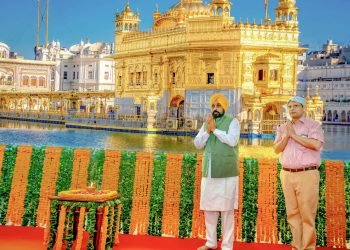 मुख्यमंत्री द्वारा पंजाब सिविल सचिवालय-1 में सिफ्ती के घर श्री हरिमन्दिर साहिब की बड़े आकार की तस्वीर लोगों को समर्पित