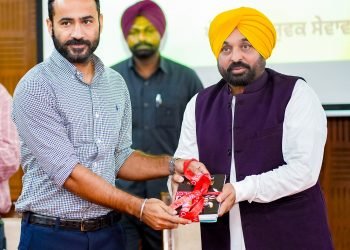 वेतन में दोगुनी वृद्धि करने के बाद मुख्यमंत्री द्वारा एग्जीक्यूटिव कोचों के साथ विचार-विमर्श