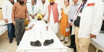 हज़ारों नौजवानों ने ख़ूनदान करके मनाया मुख्यमंत्री का जन्म दिन