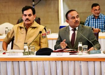 निर्वाचन आयोग द्वारा 8 राज्यों और यू.टीज़ के सी.ई.ओ और पुलिस नोडल अफसरों के साथ मीटिंग  