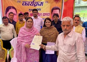 जनसंवाद में 2 घंटे देरी पर पहुंचने पर राज्यमंत्री कमलेश ढांडा ने डीईओ और बीईओ को कारण बताओ नोटिस जारी करने के दिए निर्देश