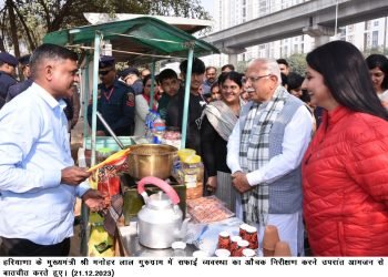 मुख्यमंत्री ने की गुरुग्राम में स्वच्छता को बेहतर बनाने के लिए सफाई कर्मियों को एक करोड़ रुपए के उपकरण देने की घोषणा