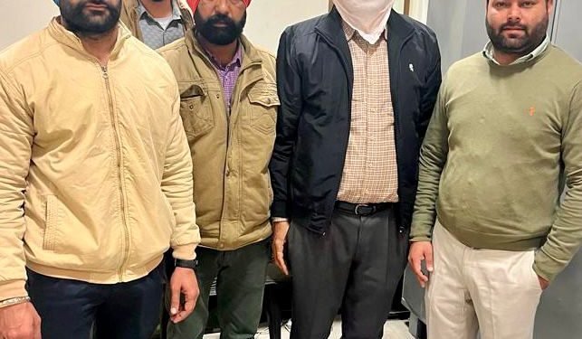 सब-इंस्पेक्टर 50,000 रुपए रिश्वत लेते हुये विजीलैंस ब्यूरो द्वारा काबू