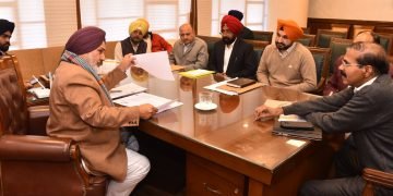 चेतन सिंह जौड़ामाजरा ने बी.बी.एम.बी अधिकारियों से डैमों में चल रहे जल प्रोजेक्टों, भविष्य की योजनाओं एवं जल भंडारण का लिया जायज़ा