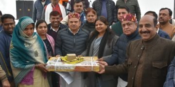 सरकारी योजनाओं को जन-जन तक पहुंचा रही है मोदी की गारंटी वाली गाड़ी -सांसद रमेश कौशिक