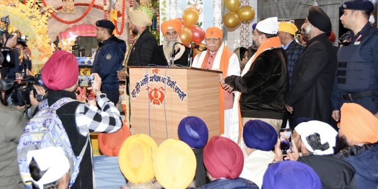 मुख्यमंत्री मनोहर लाल ने गुरु गोबिंद सिंह जयंती के अवसर पर गुरुद्वारा लखनौर साहिब में मत्था टेक कर लिया गुरु का आशीर्वाद