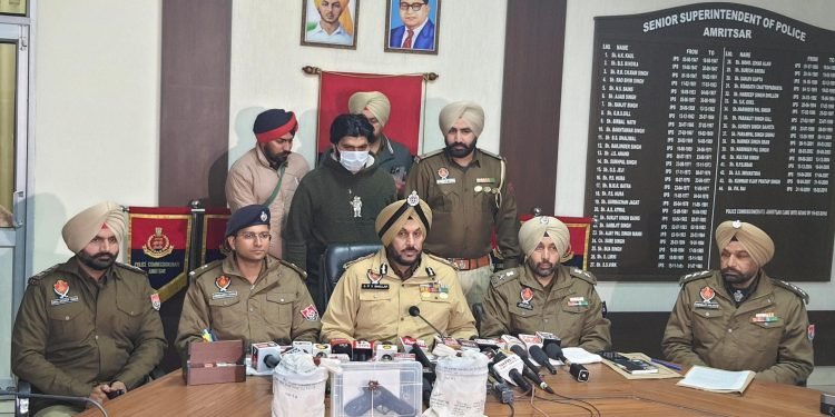 पंजाब पुलिस द्वारा अमृतसर से ड्रोन के द्वारा फेंका 2 किलो आईस ड्रग, एक चीनी पिस्तौल बरामद; एक काबू  