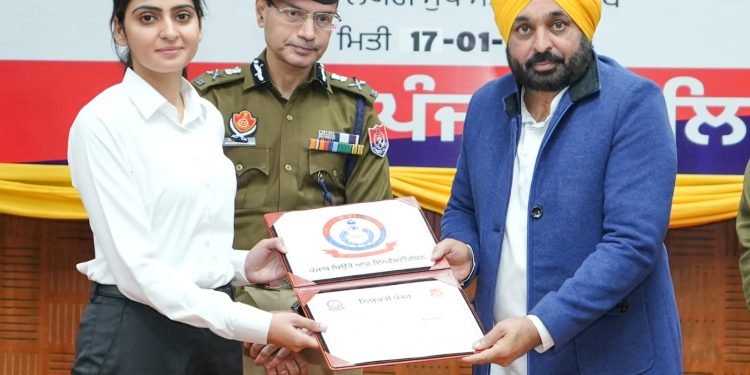 आगामी गणतंत्र दिवस से लोगों की सेवा के लिए समर्पित होगी सड़क सुरक्षा फोर्स: मुख्यमंत्री