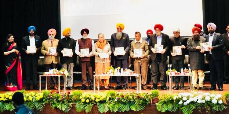 स्पीकर संधवां द्वारा पूर्व मैंबर पार्लियामेंट और पद्म भूषण अवॉर्डी तरलोचन सिंह के जीवन पर आधारित पुस्तक जारी