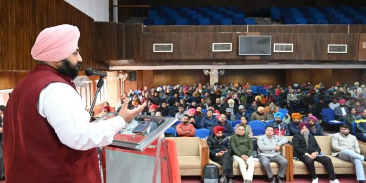 विद्यार्थियों के सीखने के स्तर को निखारने की ओर ध्यान दें अध्यापक: हरजोत सिंह बैंस  