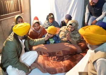 मुख्यमंत्री ने शहीद जसपाल सिंह के परिवार को एक करोड़ रुपए की वित्तीय सहायता का चैक सौंपा