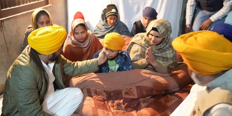 मुख्यमंत्री ने शहीद जसपाल सिंह के परिवार को एक करोड़ रुपए की वित्तीय सहायता का चैक सौंपा