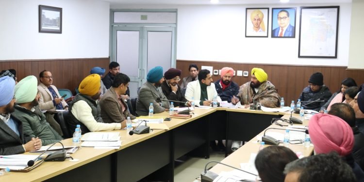 स्थानीय निकाय मंत्री बलकार सिंह ने समीक्षा बैठक में अधिकारियों को चल रहे कार्यों को तेज़ी से पूरा करने के दिए निर्देश