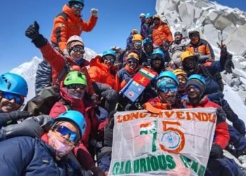 हरियाणा स्कूल शिक्षा विभाग के पर्वतारोही दल ने सिक्किम में 16500 फीट की ऊंचाई पर स्थित माउंट रेहनोक पर फहराया ध्वज