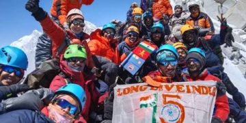 हरियाणा स्कूल शिक्षा विभाग के पर्वतारोही दल ने सिक्किम में 16500 फीट की ऊंचाई पर स्थित माउंट रेहनोक पर फहराया ध्वज