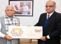 हरियाणा के मुख्यमंत्री मनोहर लाल को श्री राम मंदिर अयोध्या की चंदन की खुशबू से सुगंधित डाक टिकट की भेंट