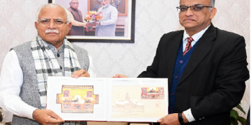 हरियाणा के मुख्यमंत्री मनोहर लाल को श्री राम मंदिर अयोध्या की चंदन की खुशबू से सुगंधित डाक टिकट की भेंट