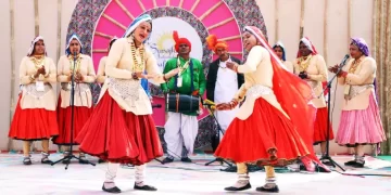 शिल्प मेला के पार्टनर देश तंजानिया पवेलियन के उत्पाद से रिझ रहे पर्यटक