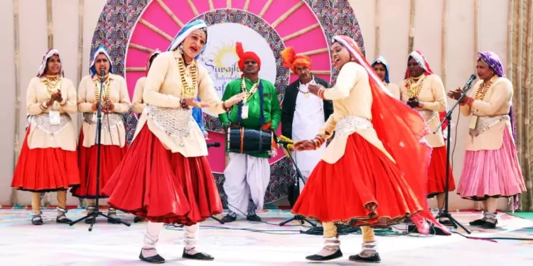 शिल्प मेला के पार्टनर देश तंजानिया पवेलियन के उत्पाद से रिझ रहे पर्यटक