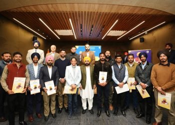 नये युग की शुरुआत करते हुये मुख्यमंत्री ने 11 खिलाड़ियों को पी. सी. एस. और पी. पी. एस. की नौकरियाँ दीं