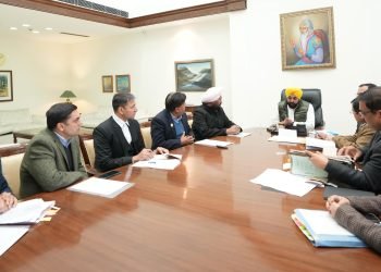 मुख्यमंत्री ने अधिकारियों को ग़ैर-कानूनी कॉलोनियों के विरुद्ध सख़्त कदम उठाने के लिए कहा