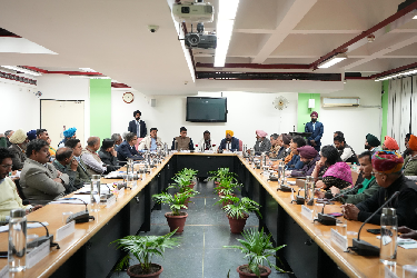 मुख्यमंत्री द्वारा किसानों के साथ एकजुटता का प्रगटावा