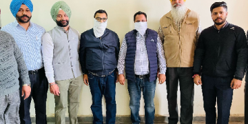 अमृतसर इम्प्रूवमेंट ट्रस्ट के जेई और क्लर्क को विजिलेंस ब्यूरो ने 50 हजार रुपये रिश्वत लेते पकड़ा