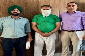 25,000 रुपए रिश्वत लेते हुये नगर कौंसिल का बिल्डिंग इंस्पेक्टर विजीलैंस ब्यूरो द्वारा काबू