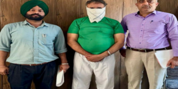 25,000 रुपए रिश्वत लेते हुये नगर कौंसिल का बिल्डिंग इंस्पेक्टर विजीलैंस ब्यूरो द्वारा काबू