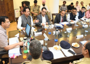 भारतीय निर्वाचन आयोग की पाँच सदस्यीय टीम ने पंजाब में चुनाव तैयारियों का जायज़ा लेने के लिए प्रशासनिक और पुलिस अधिकारियों के साथ की उच्च स्तरीय मीटिंग