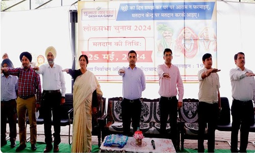 देश की अनूठी पहल की साक्षी बनी फरीदाबाद की धरती, मतदान के संकल्प के लिए एक साथ उठे साढ़े 8 लाखहाथ