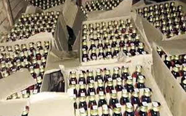 लोकसभा चुनाव के मद्देनजर सिरसा पुलिस ने दो गाड़ियों से 13 लाख रुपये की कीमत की 264 अंग्रेजी शराब की पेटियां की बरामद