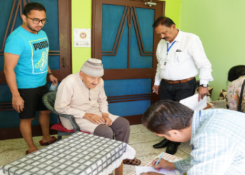 मुख्य निर्वाचन अधिकारी डॉ.बी.वी.आर.सी. पुरुषोत्तम की उपस्थिति में होम वोटिंग की सुविधा