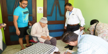 मुख्य निर्वाचन अधिकारी डॉ.बी.वी.आर.सी. पुरुषोत्तम की उपस्थिति में होम वोटिंग की सुविधा