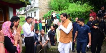 गैरसैंण के सारकोट गांव में शहीद के घर पहुंचे सीएम