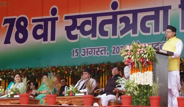 मुख्यमंत्री धामी ने देहरादून में किया ध्वजारोहण