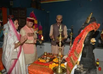 राज्यपाल ने संकट मोचन मंदिर में माथा टेका