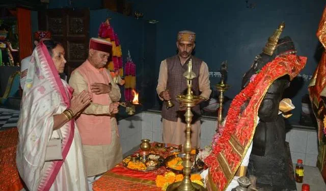 राज्यपाल ने संकट मोचन मंदिर में माथा टेका