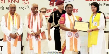 राष्ट्रपति मुर्मू ने छात्रों को डिग्रियां प्रदान की