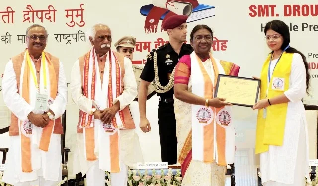 राष्ट्रपति मुर्मू ने छात्रों को डिग्रियां प्रदान की